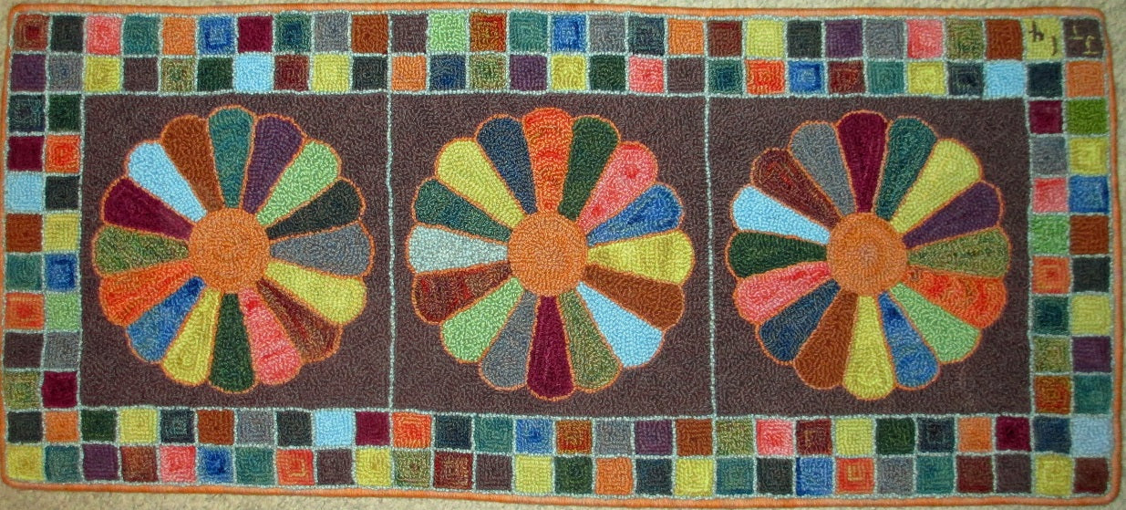 Dresden Plate Runner Pattern on linen, 19.5"x44"